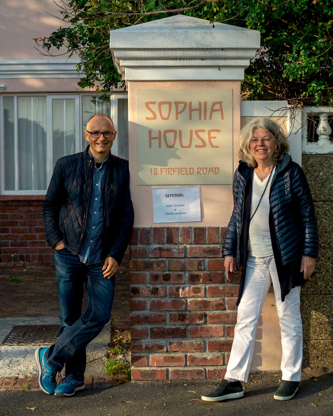 Anne und Jürgen vor dem Sophia House in Plumstead